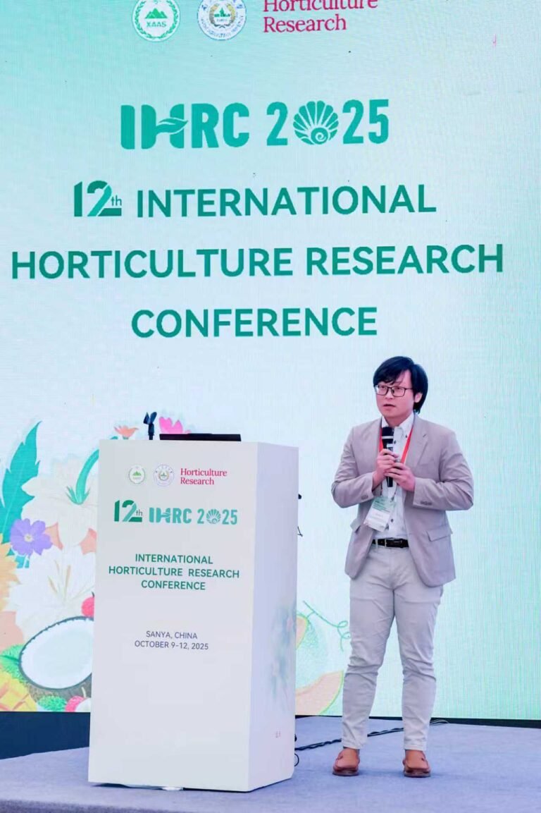 Read more about the article 2025年10月11日，叶文秀参加第十二届国际园艺研究大会并做题为“Super Pangenome of Vitis Empowers Identification of Downy Mildew Resistance Genes for Grapevine Improvement”的报告