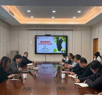 2025年12月15日，叶文秀应邀参加“山东果树所 舜耕论坛学术报告会”，并做题为“葡萄霜霉病抗性机理与防控新策略”的报告