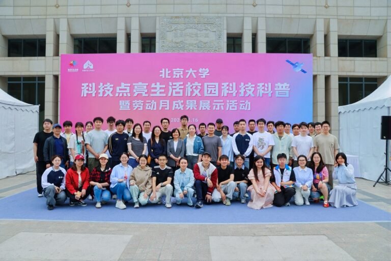 Read more about the article 葡萄科普走进燕园 科技赋能美好生活 —— 我院葡萄种质创新与利用实验室团队参加北京大学 “科技点亮生活” 校园科普活动