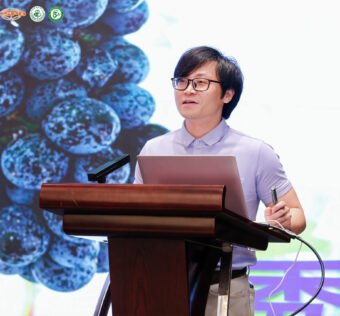 叶文秀参加在南京举办的第八届植物——生物互作国际会议，并作题为“Latest grapevine resistance mechanism against downy mildew”的报告