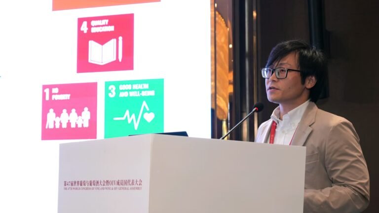 Read more about the article 叶文秀参加在宁夏银川举办的第47界世界葡萄与葡萄酒大会，并作题为Novel mechanism of grapevine resistance against downy mildew的大会报告